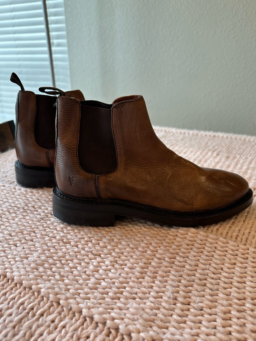 Frye Tyler Chelsea boot in cognac leather mens size 7 D